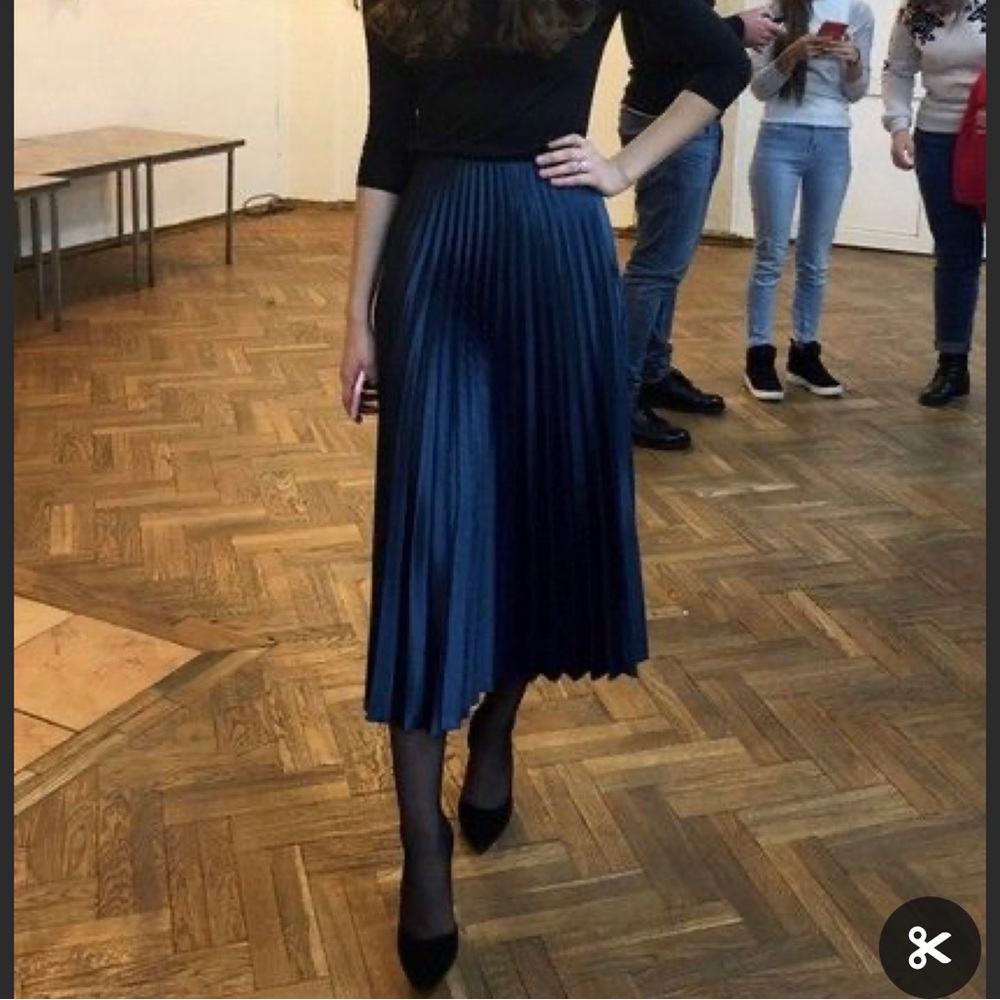 VINCE pleated navy midi skirt